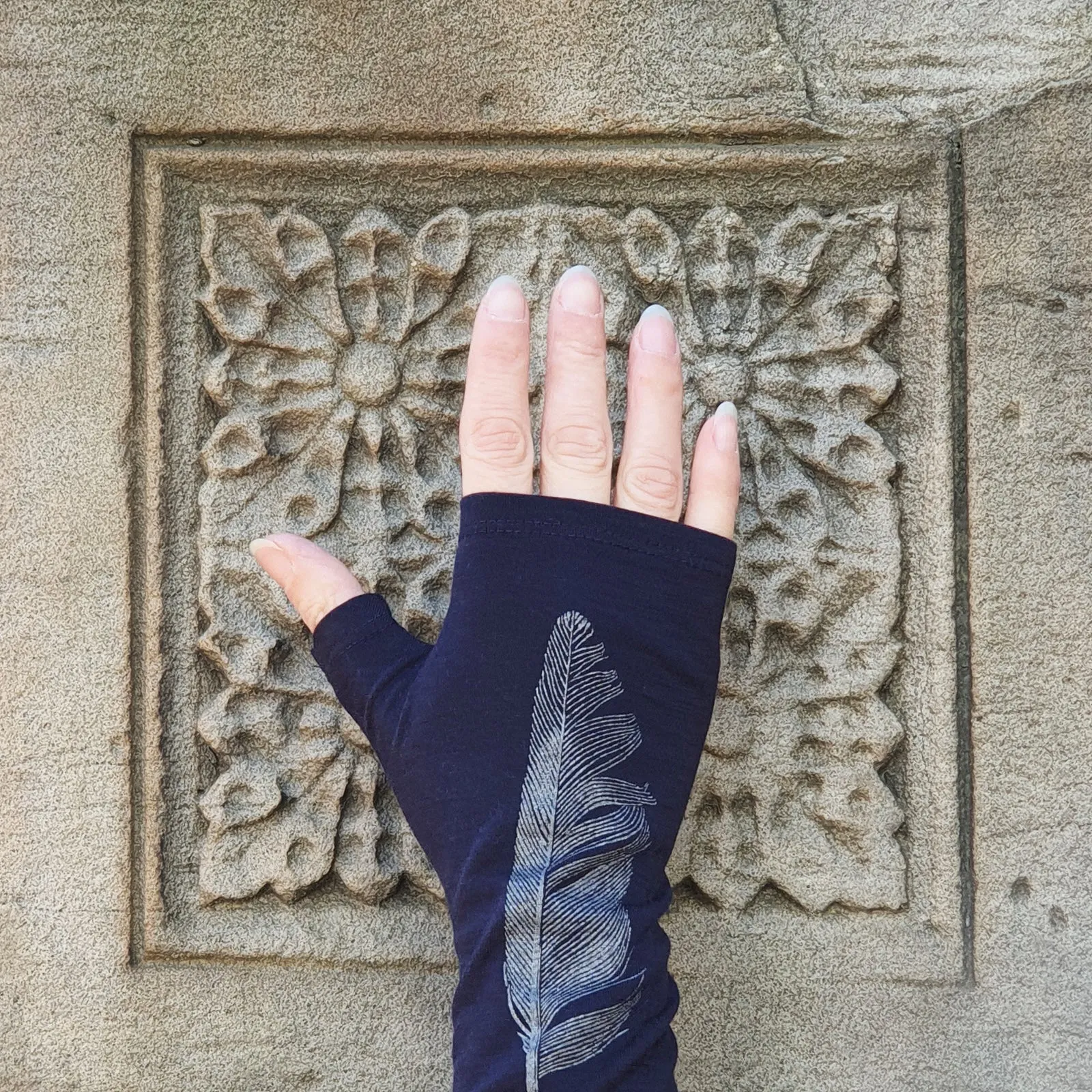 Ink feather print merino fingerless gloves