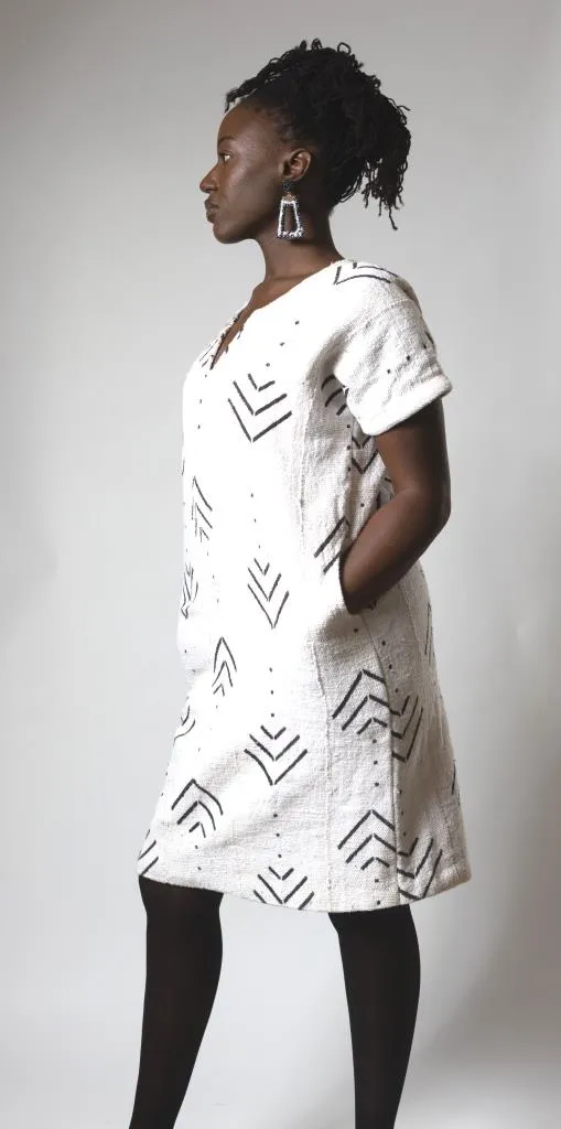 Robe droite "Kaarta" en Bogolan tissé blanc du Mali