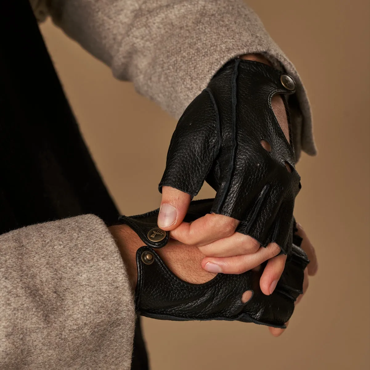 Zane (black) – luxurious fingerless driving gloves made of American deerskin leather